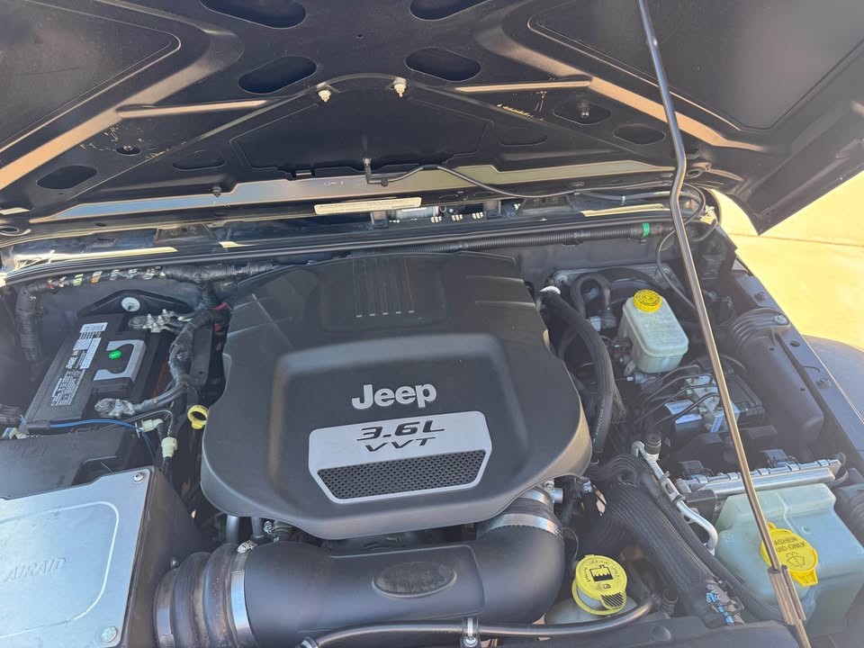 Used 2012 Jeep Wrangler Sport w/ Connectivity Group AWD/4WD image 17