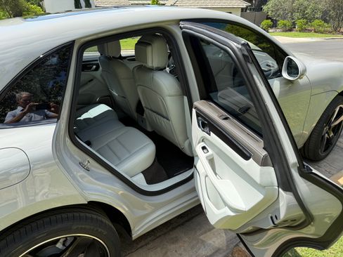 Used 2020 Porsche Macan Turbo image 8