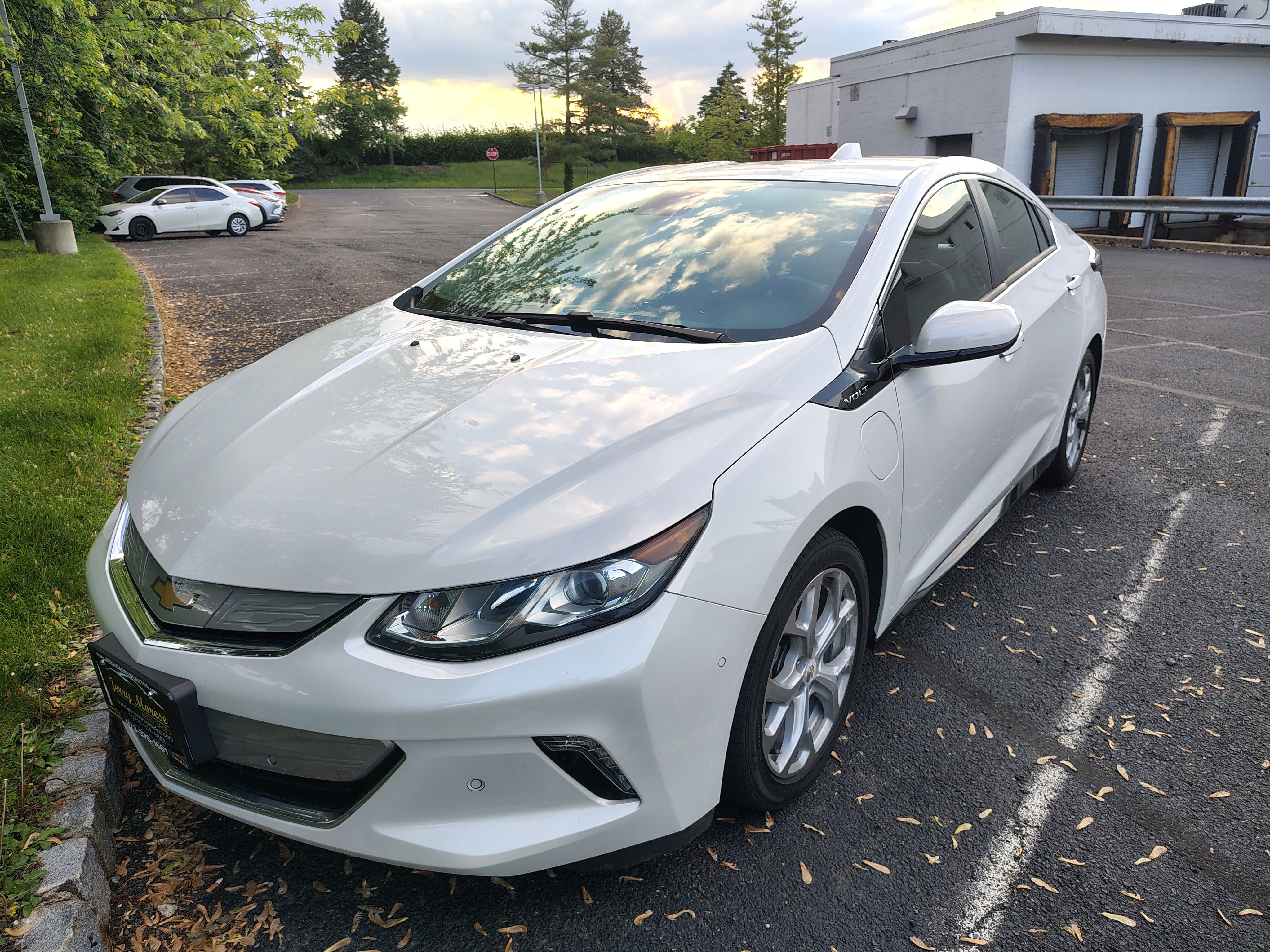 Used 2018 Chevrolet Volt Premier w/ Driver Confidence Package FWD image 1