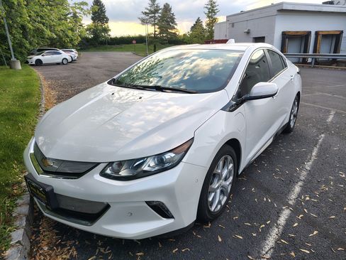 Used 2018 Chevrolet Volt Premier w/ Driver Confidence Package FWD image 1