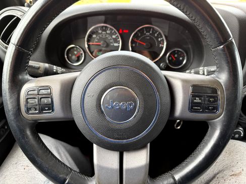 Used 2013 Jeep Wrangler Unlimited Sahara image 24