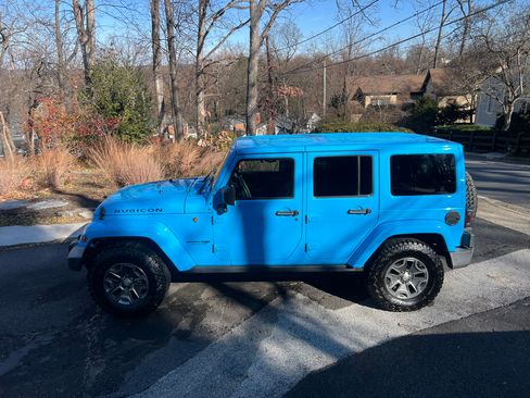 Used 2018 Jeep Wrangler Unlimited Rubicon w/ Connectivity Group image 4