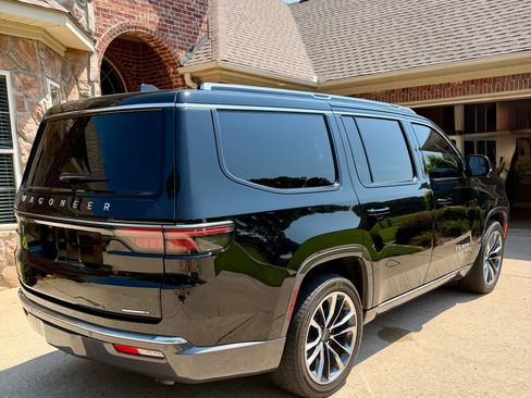Used 2022 Jeep Wagoneer Series III w/ Premium Group I AWD/4WD image 8
