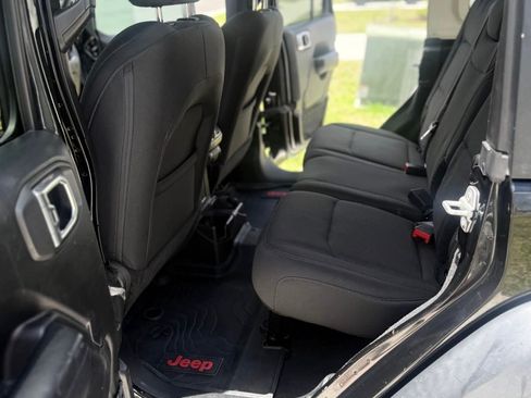 Used 2018 Jeep Wrangler Unlimited Sport S image 14