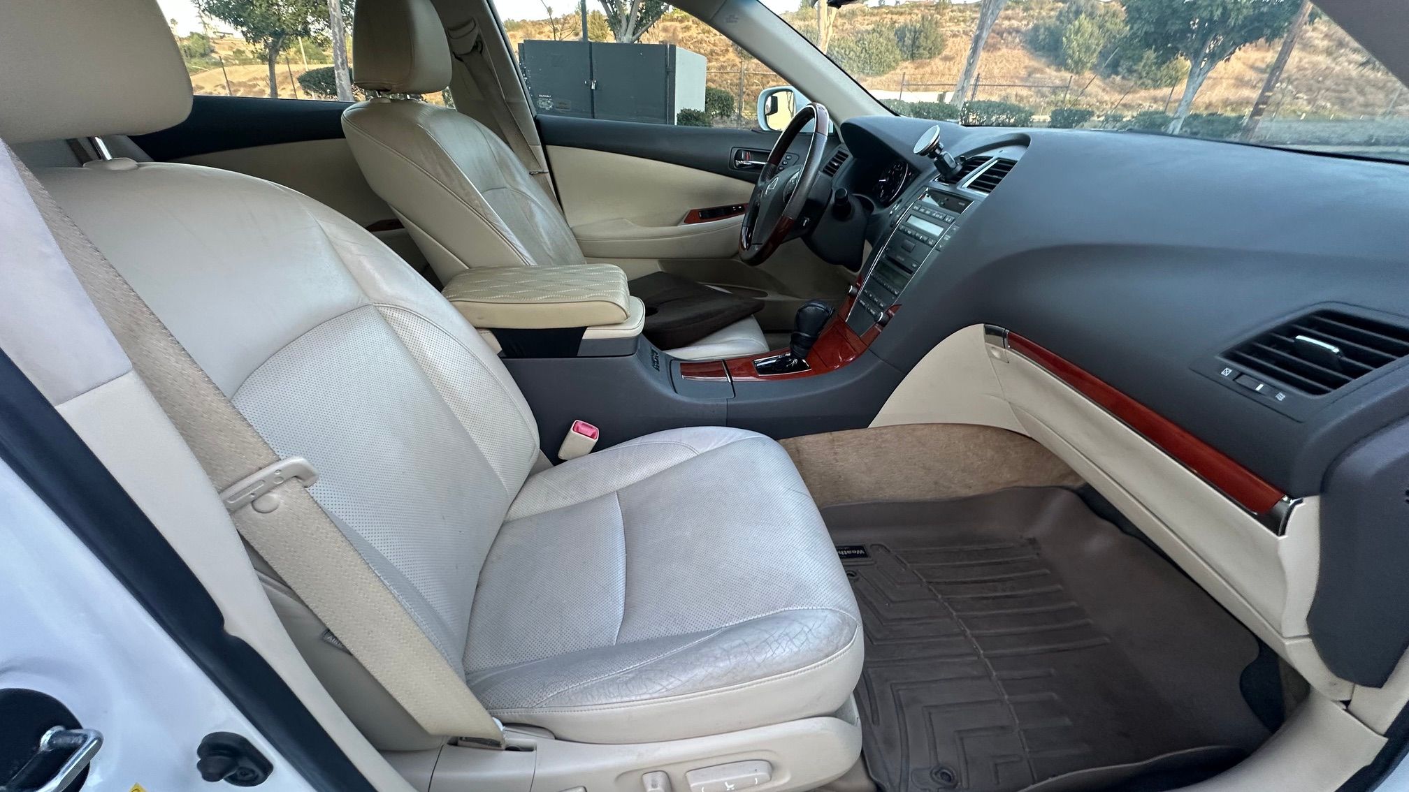 Used 2010 Lexus ES 350 w/ Preferred Accessory Package FWD image 11