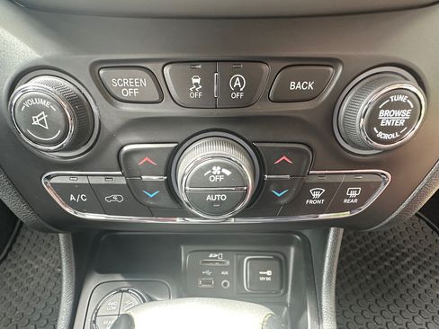 Used 2015 Jeep Cherokee Trailhawk w/ Comfort/Convenience Group AWD/4WD image 18