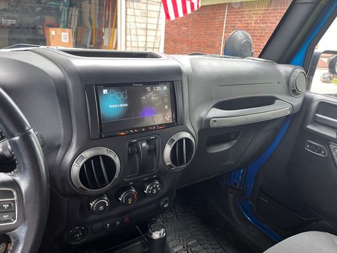 Used 2015 Jeep Wrangler Sport AWD/4WD image 17