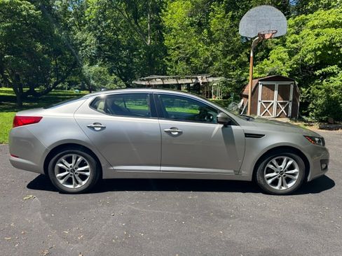 Used 2011 Kia Optima EX FWD image 2