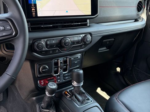 Used 2025 Jeep Wrangler Unlimited Rubicon w/ Convenience Group AWD/4WD image 10