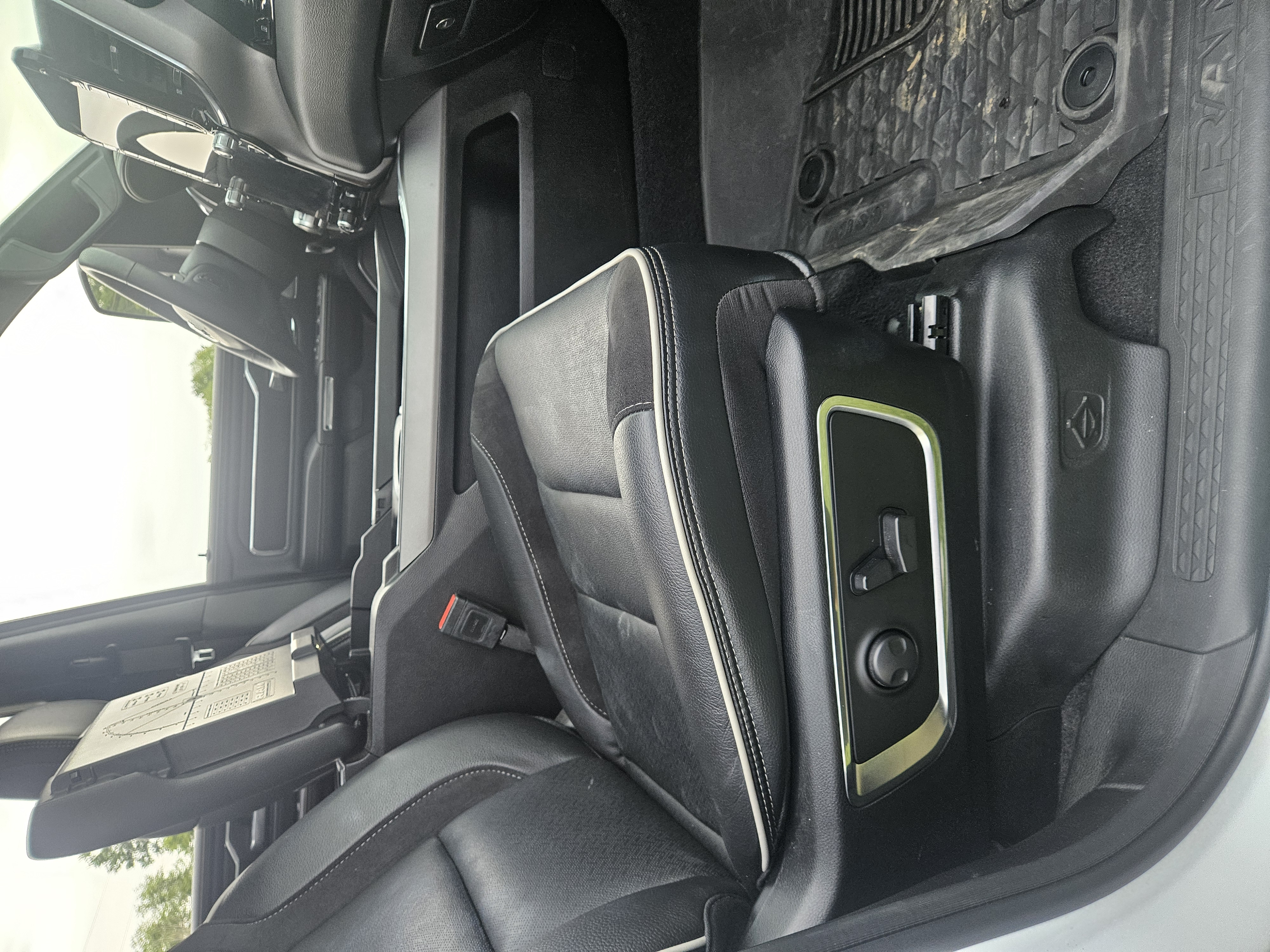 Used 2025 RAM 1500 Laramie w/ Night Edition AWD/4WD image 29