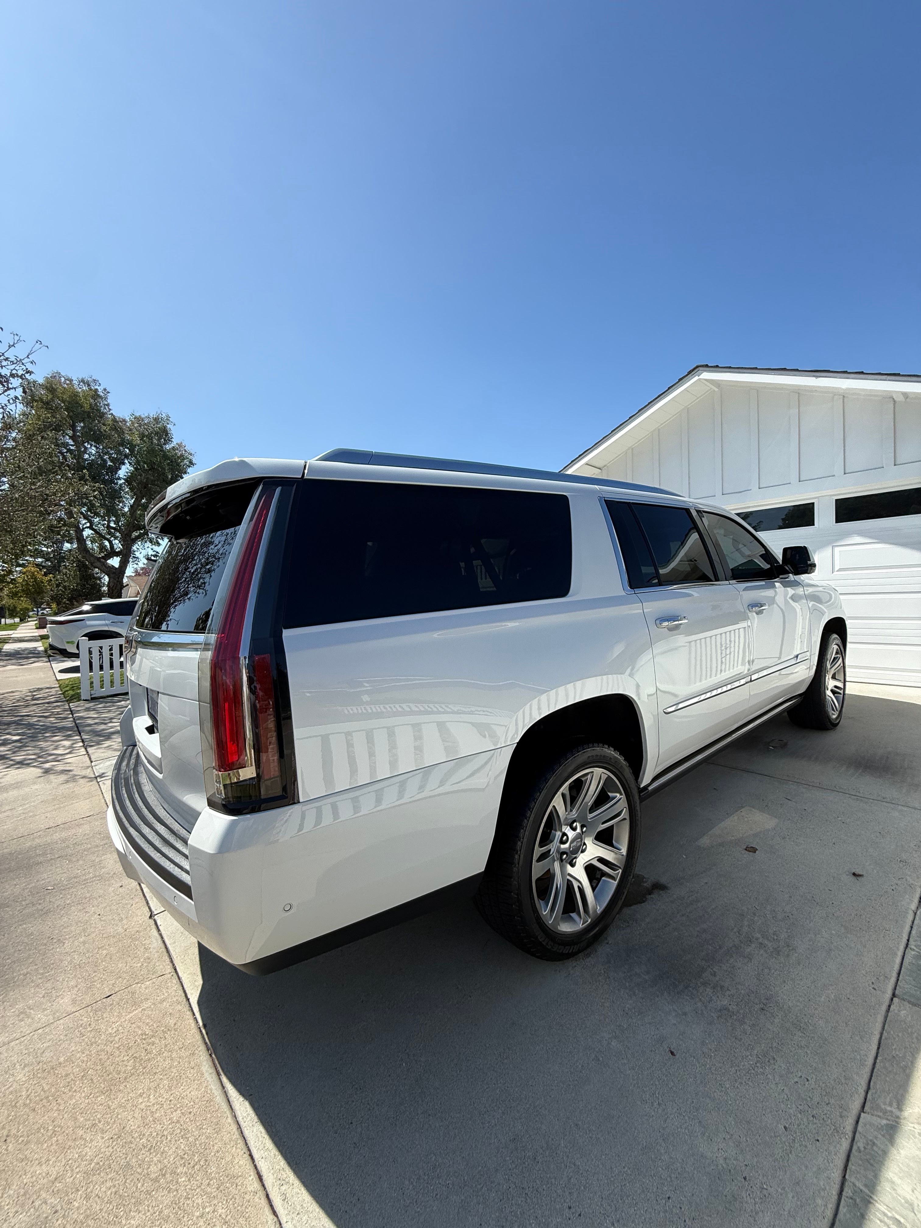 Used 2019 Cadillac Escalade ESV Premium Luxury AWD/4WD image 4