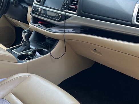 Used 2014 Toyota Highlander XLE AWD/4WD image 9