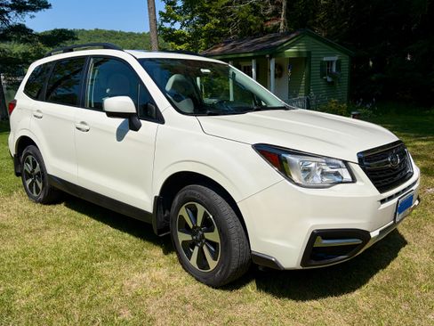 Used 2018 Subaru Forester 2.5i Premium w/ All-Weather Package AWD/4WD image 9
