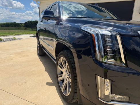 Used 2019 Cadillac Escalade Premium Luxury AWD/4WD image 12