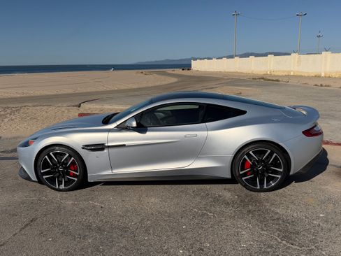 Used 2016 Aston Martin Vanquish Coupe 2D image 1