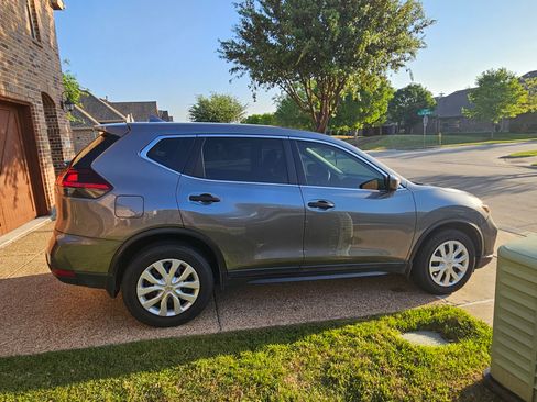 Used 2018 Nissan Rogue S image 4