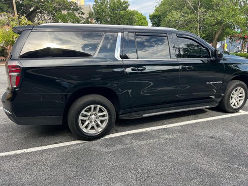 Used 2023 Chevrolet Suburban LT RWD image 2