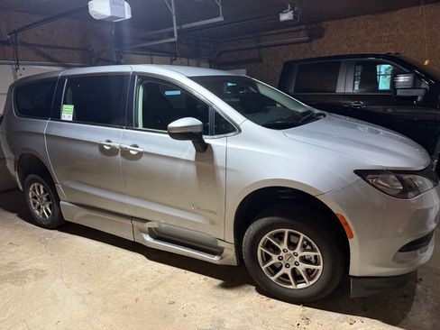 Used 2023 Chrysler Voyager LX image 1