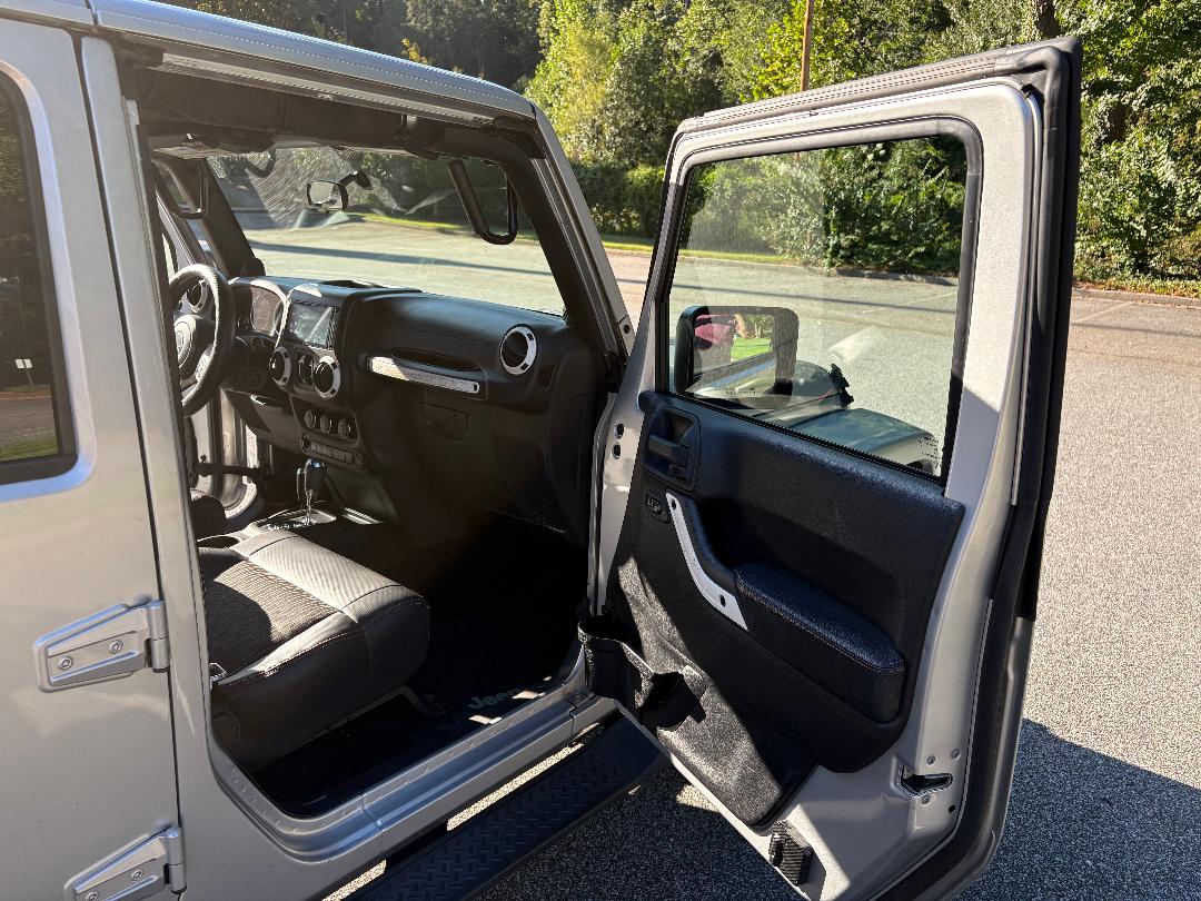 Used 2012 Jeep Wrangler Unlimited Sahara AWD/4WD image 15