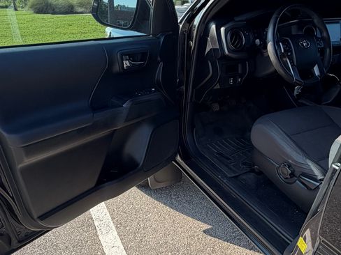 Used 2017 Toyota Tacoma TRD Sport w/ Tow Package AWD/4WD image 9