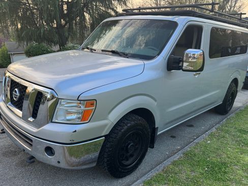 Used 2015 Nissan NV 3500 SL w/ Technology Package image 4