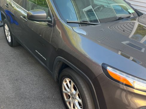 Used 2015 Jeep Cherokee Latitude w/ Comfort/Convenience Group AWD/4WD image 1