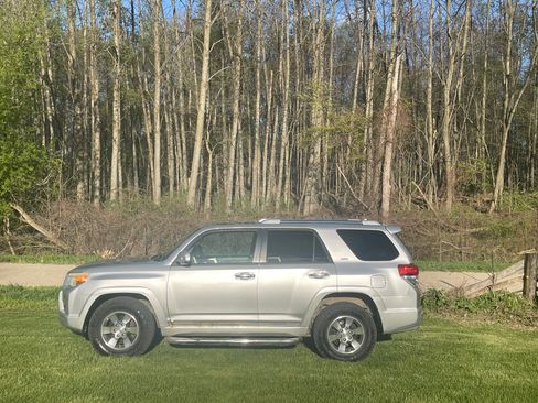 Used 2011 Toyota 4Runner SR5 w/ Convenience Pkg image 1