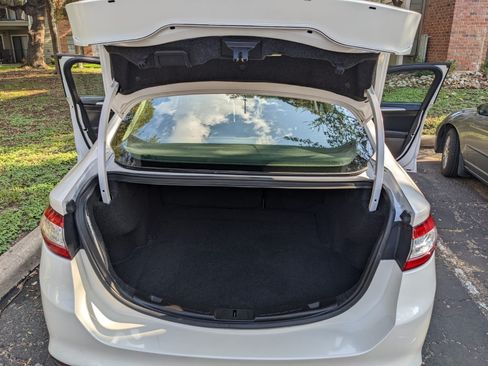 Used 2016 Ford Fusion SE FWD image 9