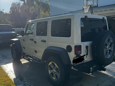 Used 2017 Jeep Wrangler Unlimited Sahara w/ Connectivity Group image 5
