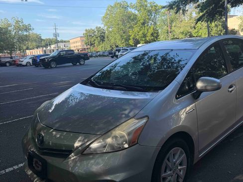 Used 2014 Toyota Prius V Five image 2