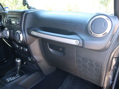 Used 2017 Jeep Wrangler Unlimited Rubicon w/ Connectivity Group image 17