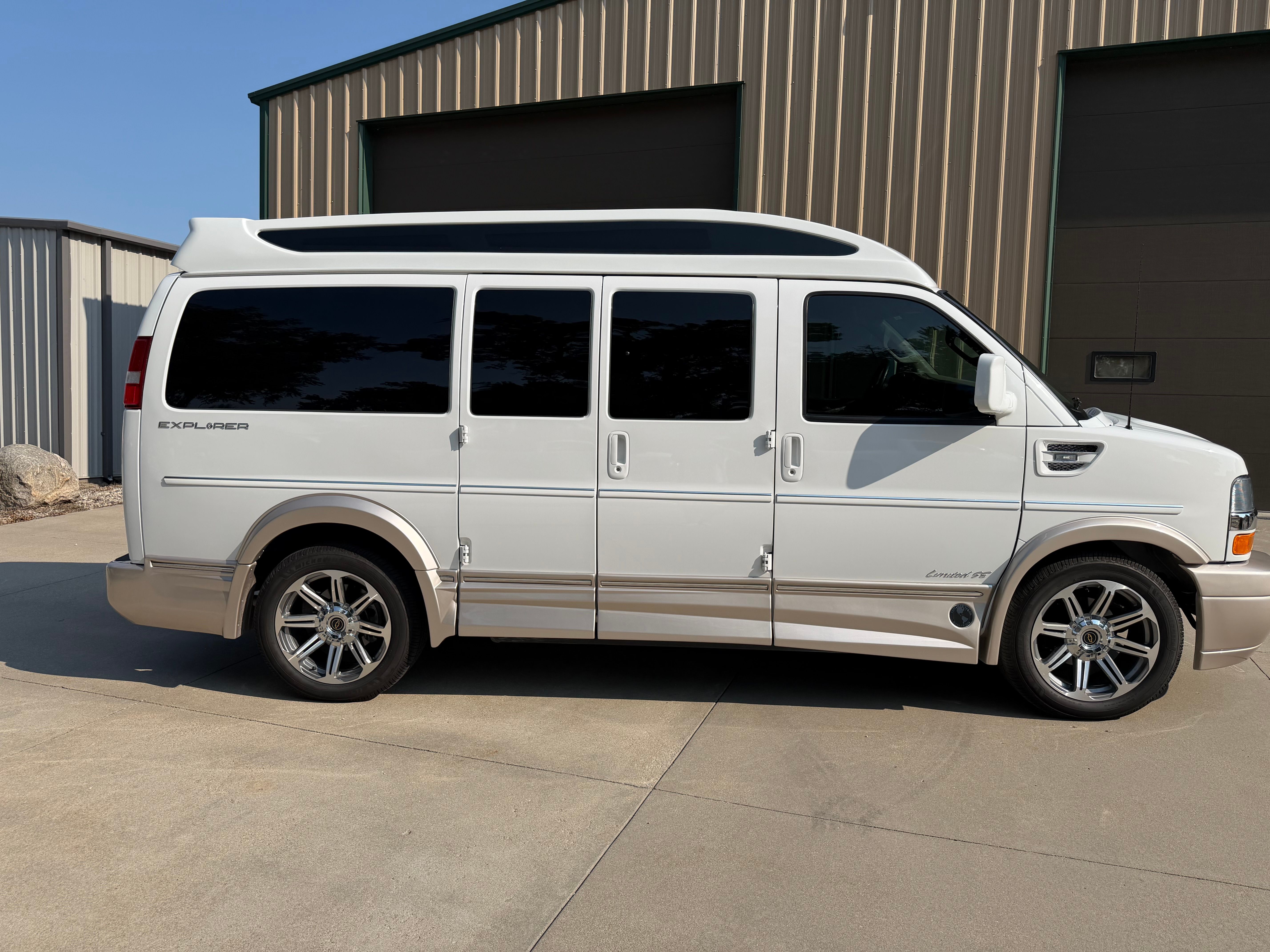 Used 2016 Chevrolet Express 2500 RWD image 2
