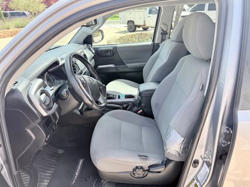 Used 2016 Toyota Tacoma SR5 w/ SR5 Appearance Package (SN) image 6