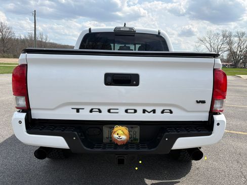 Used 2017 Toyota Tacoma TRD Sport image 6