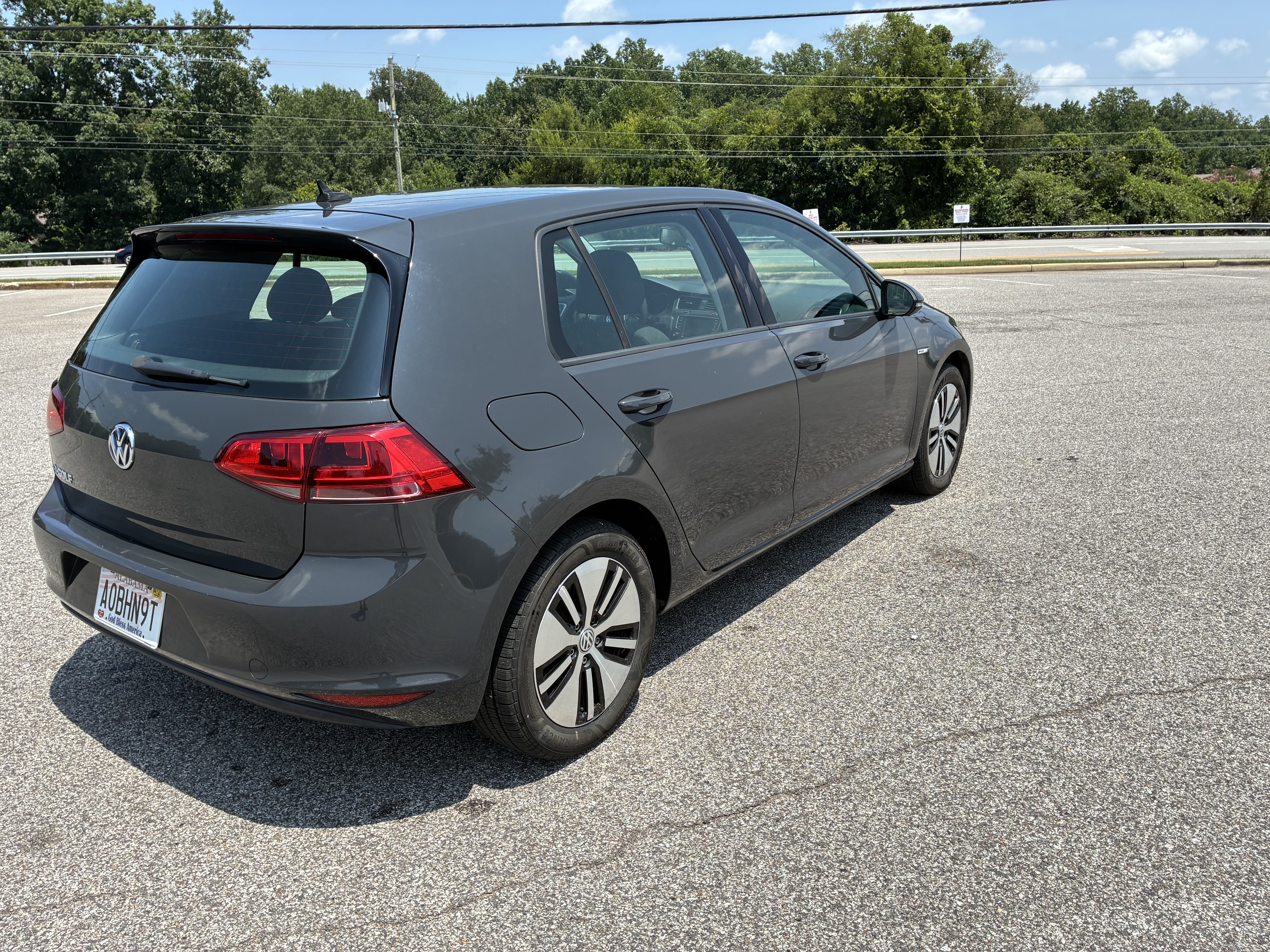 Used 2016 Volkswagen e-Golf SE FWD image 4