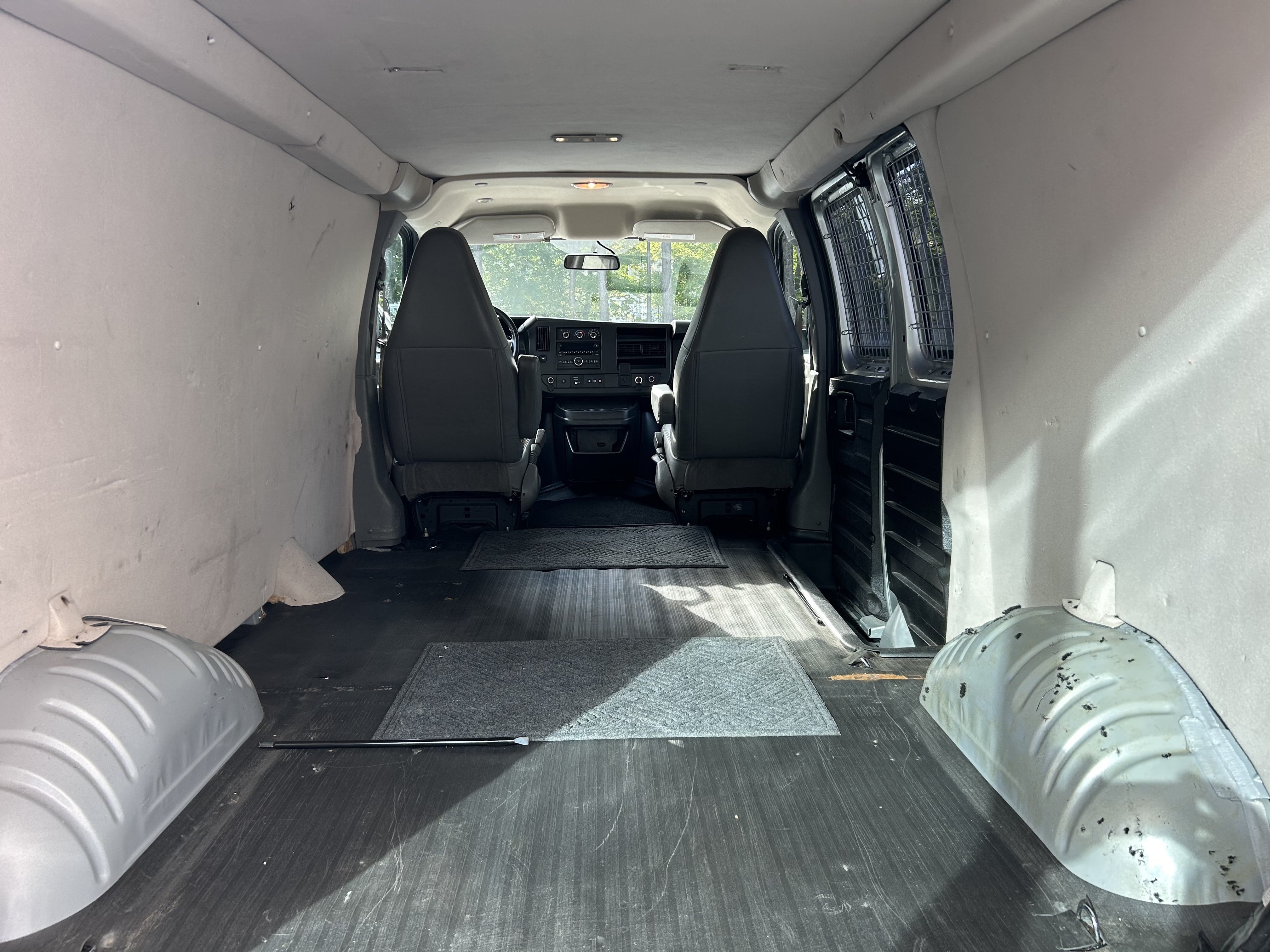 Used 2018 Chevrolet Express 2500 w/ Driver Convenience Package RWD image 5