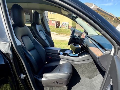 Used 2021 Tesla Model Y Performance image 17