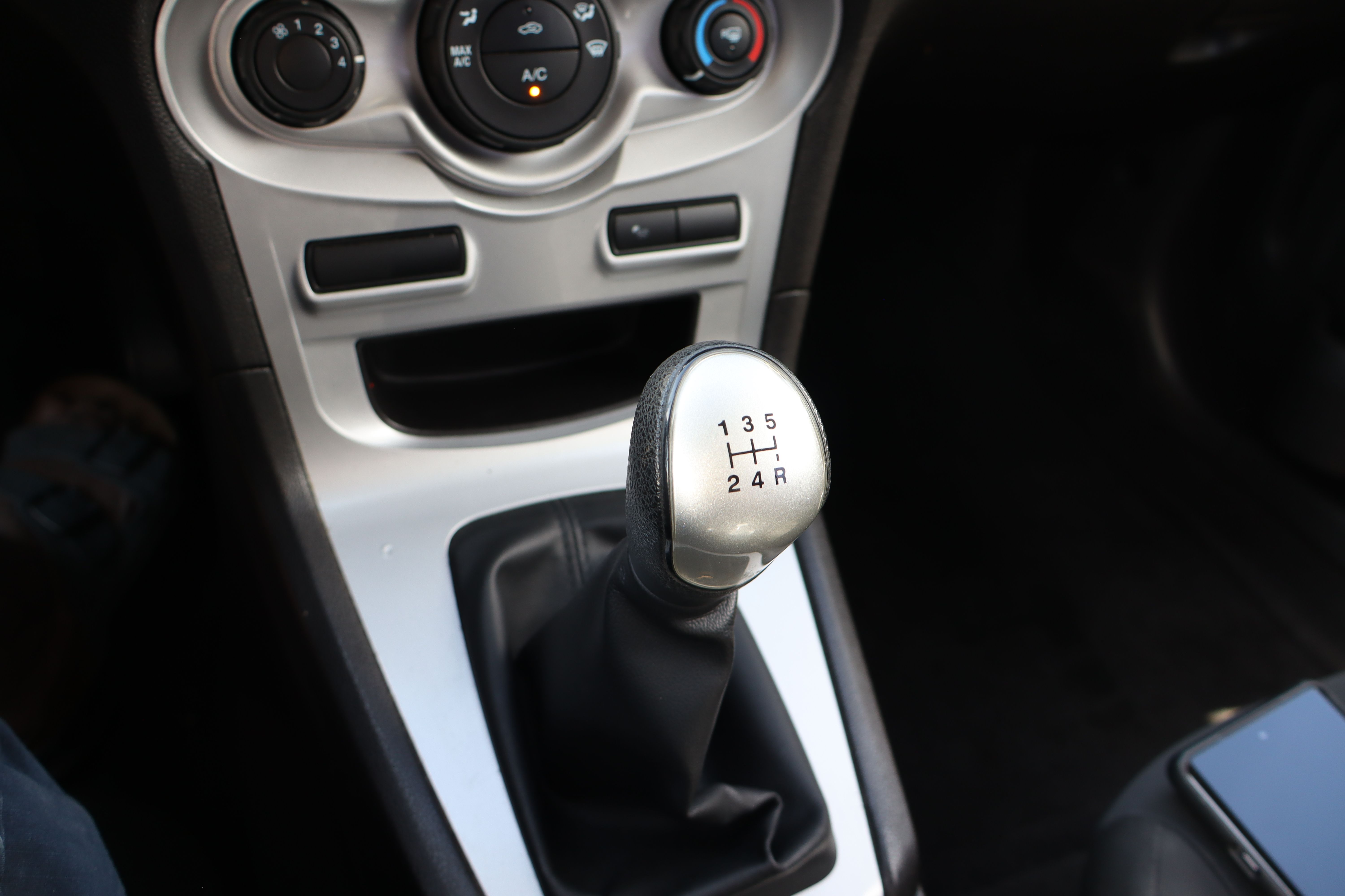 Used 2015 Ford Fiesta SE FWD image 24