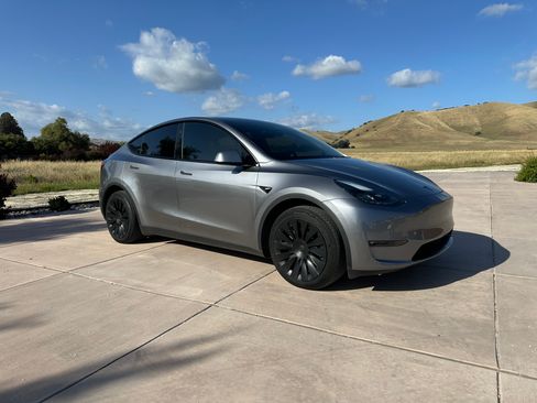 Used 2025 Tesla Model Y Long Range AWD/4WD image 1