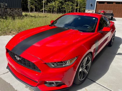 Used 2017 Ford Mustang Coupe image 4