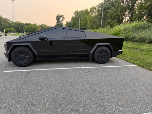 Used 2024 Tesla Cybertruck AWD Crew Cab image 8