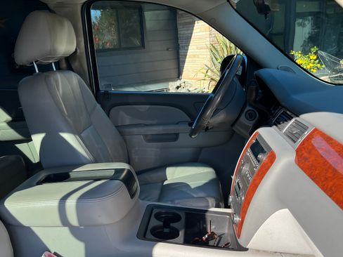 Used 2012 Chevrolet Avalanche LT image 13