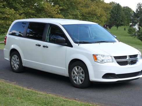 Used 2019 Dodge Grand Caravan SE w/ UConnect Hands-Free Group FWD image 1