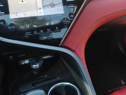 Used 2018 Toyota Camry XLE image 2