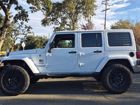 Used 2016 Jeep Wrangler Unlimited Sahara w/ Dual Top Group AWD/4WD image 2