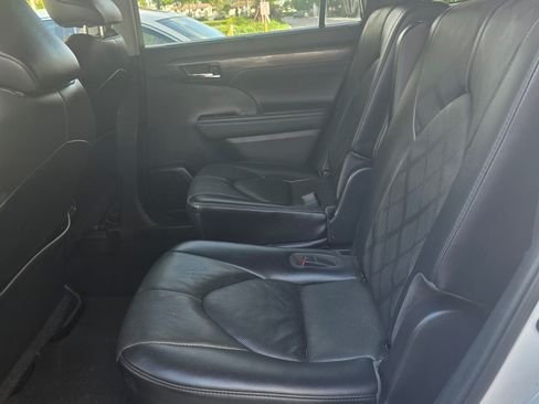 Used 2021 Toyota Highlander Platinum image 8
