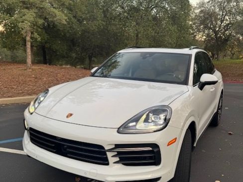 Used 2022 Porsche Cayenne Platinum Edition image 4