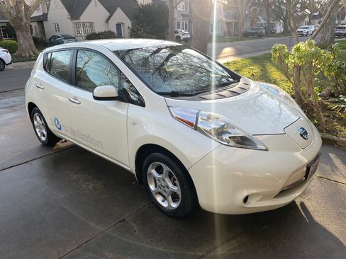 Used 2012 Nissan Leaf SL w/ Eco Design Pkg image 9
