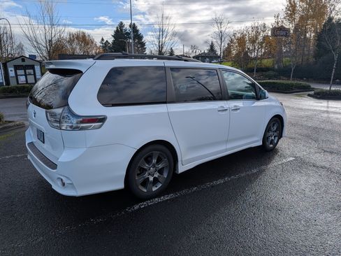 Used 2015 Toyota Sienna SE Premium image 5