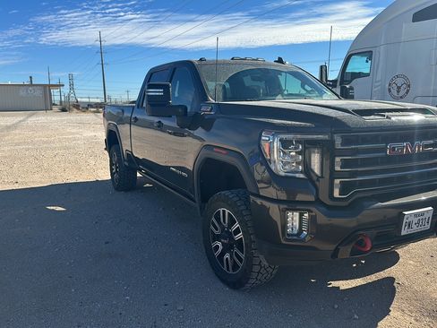 Used 2021 GMC Sierra 2500 AT4 w/ AT4 Premium Plus Package image 2